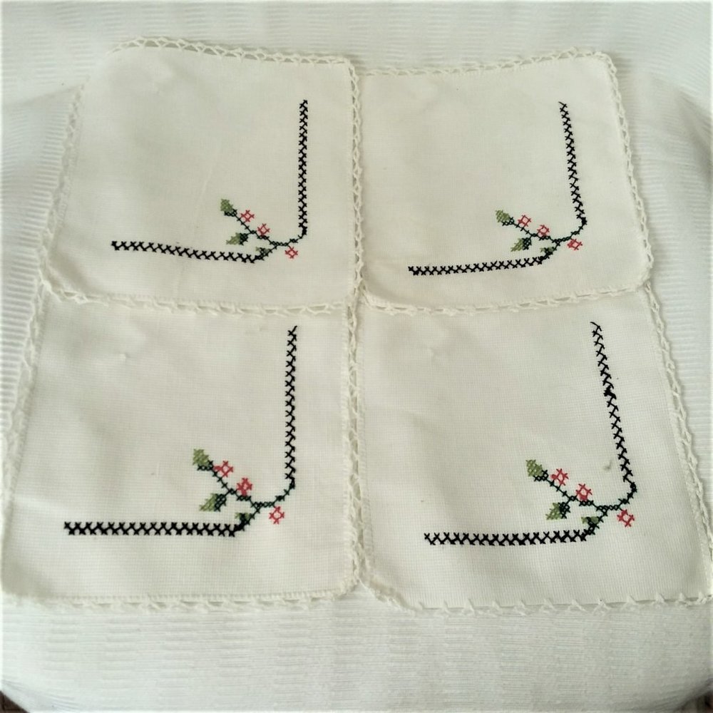 4 VTG Amish Linen Luncheon Napkins Crosstitch Flower Scalloped Edge Handmade